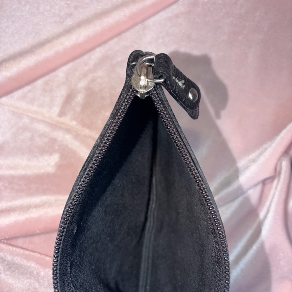 BNWT Authentic Roots Medium Zip Pouch – Black Pebbled Leather - Picture 4 of 4